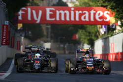 Fernando Alonso, McLaren MP4-31 Y Carlos Sainz Jr., Scuderia Toro Rosso STR11 luchan por la posición