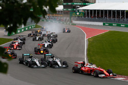 Lewis Hamilton, Mercedes AMG F1 W07 Hybrid et Nico Rosberg, Mercedes AMG F1 W07 Hybrid au départ de la course