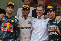 Подіум,: Даніель Ріккардо, Red Bull Racing, другий; Переможець Льюїс Хемілтон, Mercedes AMG F1, Серх