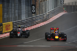 Дженсон Баттон, McLaren Honda F1 Team MP4-31 та Макс Ферстаппен, Red Bull Racing RB12
