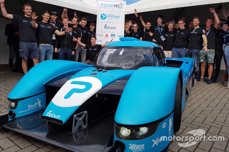 Groepsfoto, onthulling racewagen op waterstof van de TU Delft
