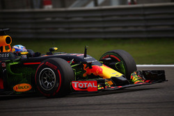 Daniel Ricciardo, Red Bull Racing RB12 with flow-vis paint on the front wing