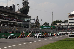 Lewis Hamilton, Mercedes AMG F1 W07 Hybrid mène au départ