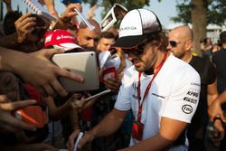Fernando Alonso, McLaren firma de autógrafos para los fans
