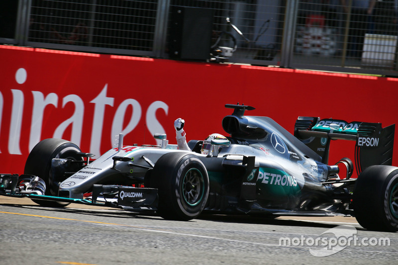 Le vainqueur Lewis Hamilton, Mercedes AMG F1 W07, Hybrid, dans son tour d'honneur