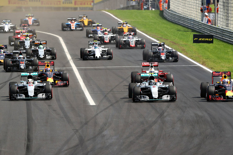 Arrancada: Lewis Hamilton, de Mercedes AMG F1 W07 híbrido lidera a Daniel Ricciardo, Red Bull Racing RB12