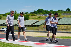 Ріо Харьянто, Manor Racing прогулюється по трасі з командою