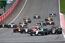 Lewis Hamilton, Mercedes AMG F1 W07 Hybrid aan de leiding bij de start