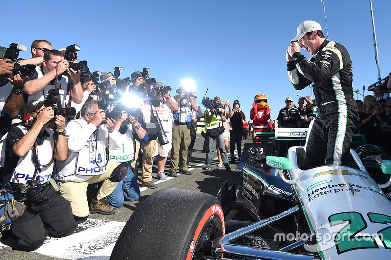 Il polesitter Simon Pagenaud, Team Penske Chevrolet festeggia