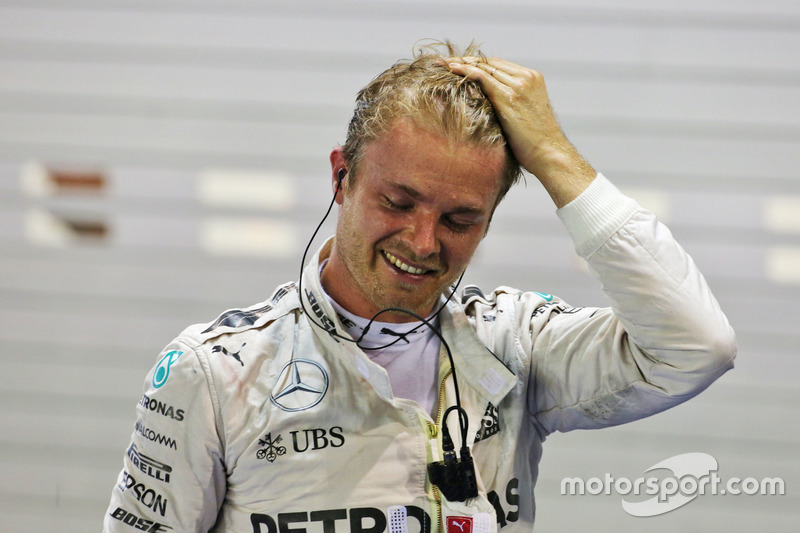 Ganador de la carrera Nico Rosberg, Mercedes AMG F1 celebra en parc ferme