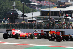 Kollision: Sebastian Vettel, Ferrari SF16-H; Kimi Räikko#önen, Ferrari SF16-H
