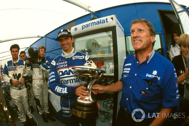 Tweede Damon Hill, Arrows met de trofee en Tom Walkinshaw