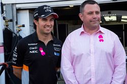 Sergio Pérez, Force India y Andy Harris, Director de cuidado de cáncer de mama la revelación de la l
