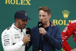 Ganador de la carrera Lewis Hamilton, Mercedes AMG F1, es entrevistado por Jenson Button, McLaren, e