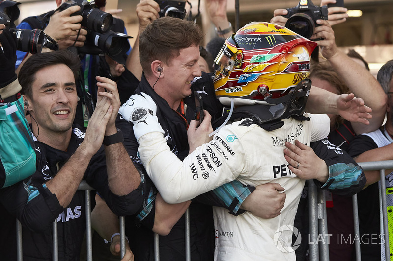 Race winner Lewis Hamilton, Mercedes AMG F1 with his team