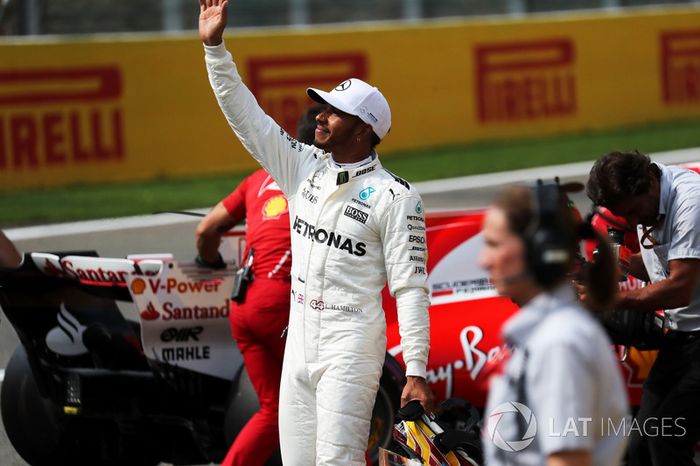 Ganador de la pole Lewis Hamilton, Mercedes AMG F1 celebra en parc ferme