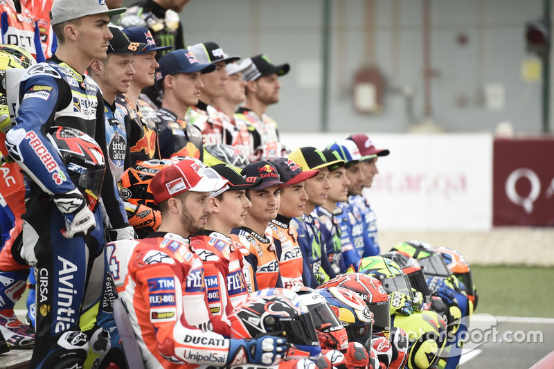 Дані Педроса, Repsol Honda Team, дивиться у камеру на груповому фото усіх гонщиків MotoGP 2017 року