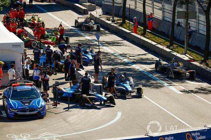 Sébastien Buemi, Renault e.Dams, sube a su vehículo durante una parada en boxes