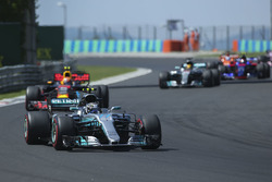 Валттери Боттас, Mercedes AMG F1 W08, Макс Ферстаппен, Red Bull Racing RB13, и Льюис Хэмилтон, Mercedes AMG F1 W08