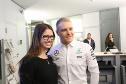 Valtteri Bottas, Mercedes AMG F1 avec un employé de Mercedes-Benz