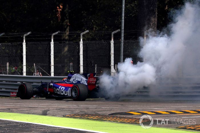 Carlos Sainz Jr., Scuderia Toro Rosso STR12 detenido en la pista