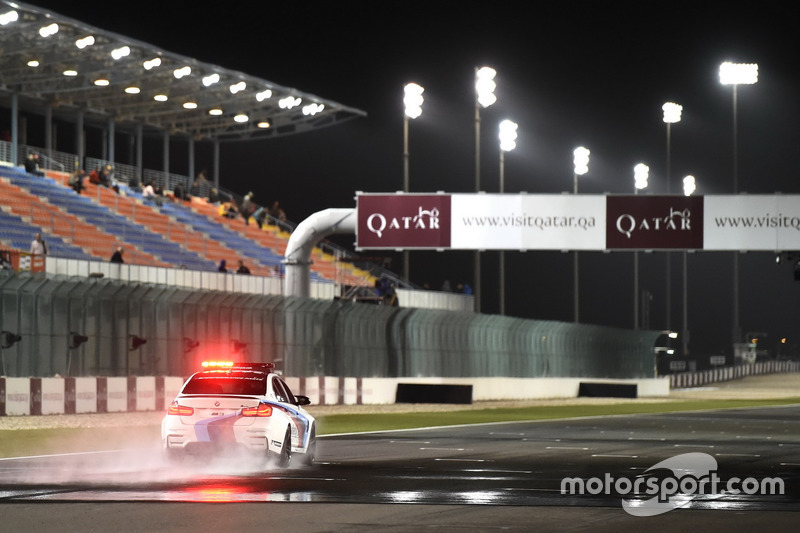 Coche de seguridad inspeccionando la pista mojada Qatar