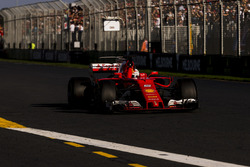 Sebastian Vettel, Ferrari SF70H, passe sous le drapeau à damier pour s'imposer