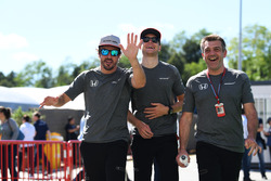Fernando Alonso, McLaren, Stoffel Vandoorne, McLaren et Paul James, manager McLaren