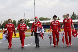 Sebastian Vettel, Ferrari y Riccardo Adami, Ferrari Ingeniero caminan por la pista