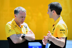 Bob Bell, Renault Sport F1 Team et Remi Taffin, directeur des opérations bord de piste Renault Sport F1