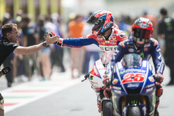 Danilo Petrucci, Pramac Racing, félicité par Neil Hodgson
