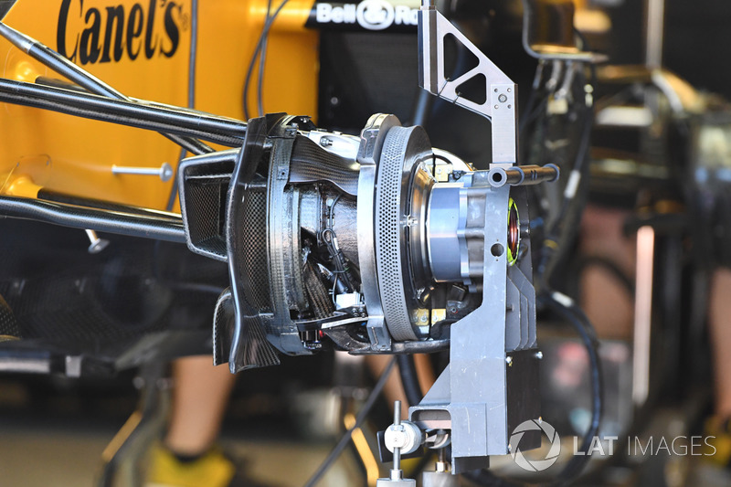 Renault Sport F1 Team RS1, detalle del freno delantero y neumático