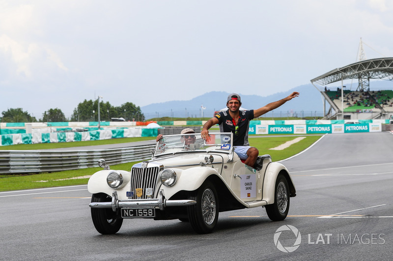 Carlos Sainz Jr., Scuderia Toro Rosso on the drivers parade