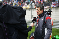 Guenther Steiner, directeur d'équipe, Haas F1 Team, est interviewé sur la grille