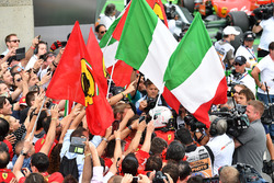 Ganador dela carrera Sebastian Vettel, Ferrari, celebra en Parc Ferme
