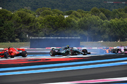 Sebastian Vettel, Ferrari SF71H llega a Valtteri Bottas, Mercedes-AMG F1 W09 al inicio de la carrera
