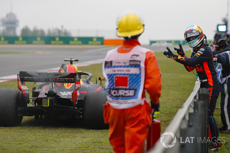 Daniel Ricciardo, Red Bull Racing, attend près de sa voiture à l'arrêt