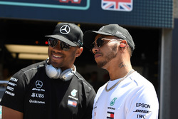 Lewis Hamilton, Mercedes-AMG F1 en Seattle Seahawks Quarterback Russell Wilson (USA)