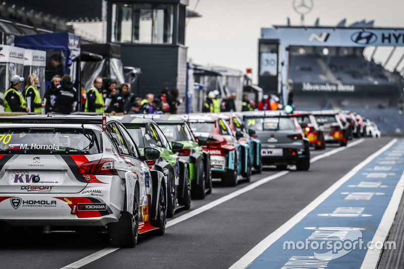 Coches en pit lane