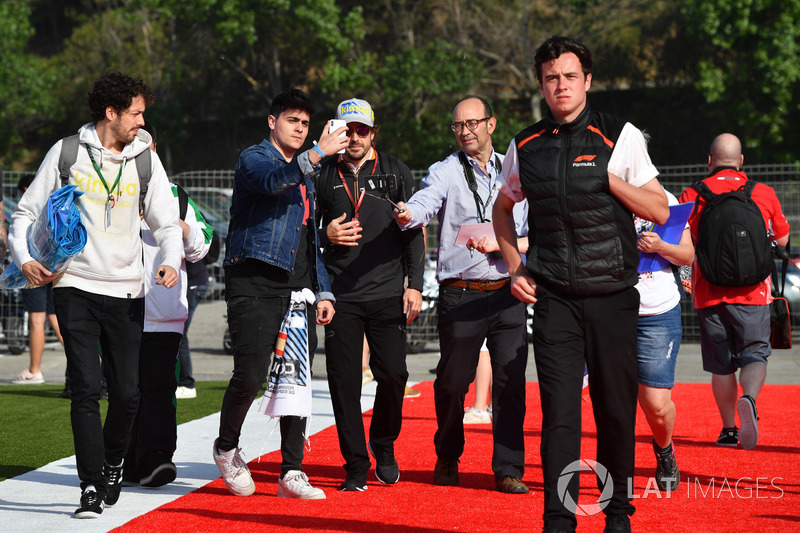 Fernando Alonso, McLaren fans selfie