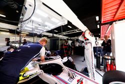 Robert Kubica, Williams Martini Racing, preparándose para entraar en el cockpit