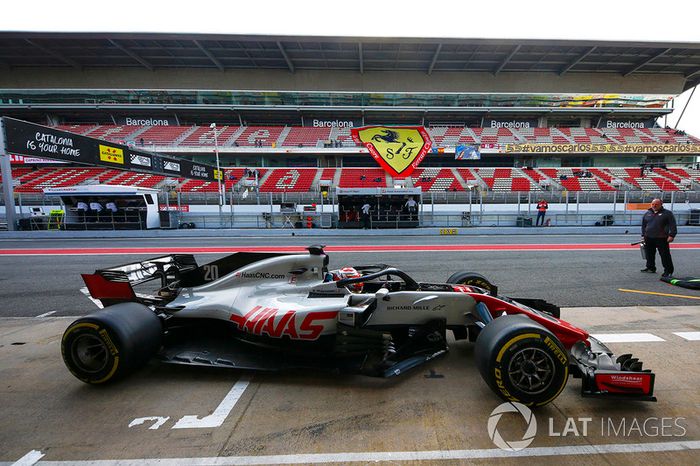  Kevin Magnussen, Haas F1 Team VF-18, pulls into his pit area