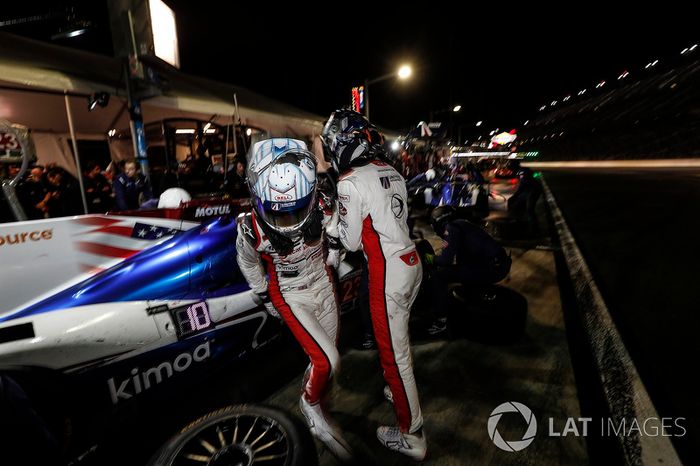 #23 United Autosports Ligier LMP2, P: Phil Hanson, Lando Norris, Fernando Alonso, pit stop