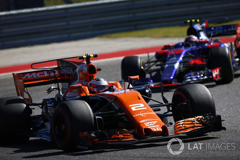 Stoffel Vandoorne, McLaren MCL32, Daniil Kvyat, Scuderia Toro Rosso STR12