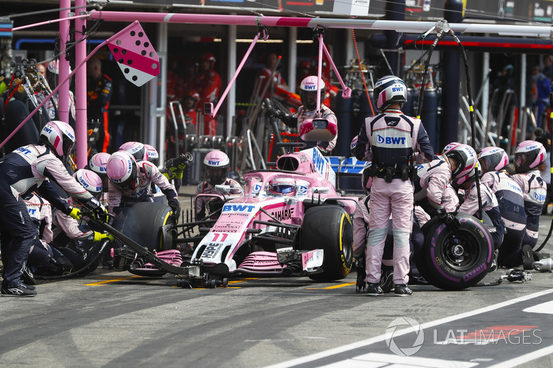 Sergio Perez, Force India VJM11, effettua un pit stop