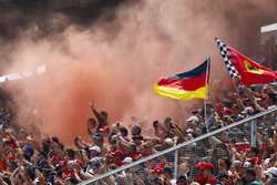 Temporada 2018 F1-german-gp-2018-fans-in-a-grandstand-set-off-flares