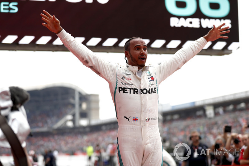 Lewis Hamilton, Mercedes AMG F1, fête sa victoire dans le Parc Fermé