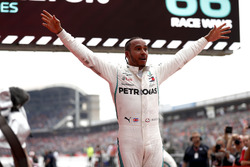Ganador de la carrera Lewis Hamilton, Mercedes AMG F1 W09, celebra en parc ferme