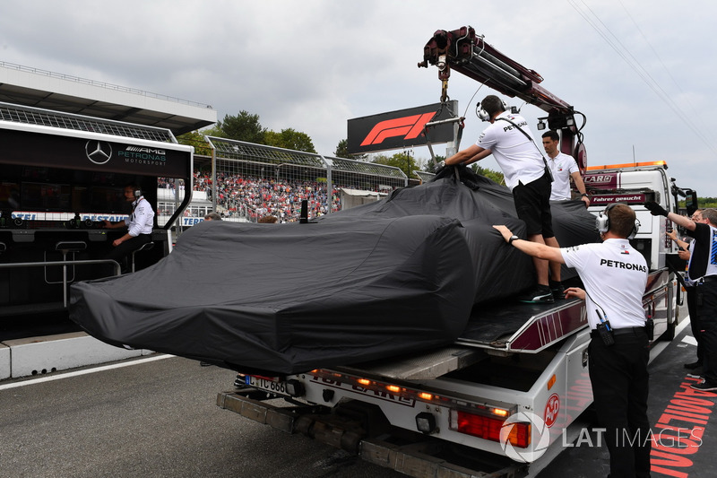 El auto de Lewis Hamilton, Mercedes-AMG F1 W09 es llevado a los pits