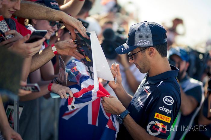 Daniel Ricciardo, Red Bull Racing, atiende a los fans